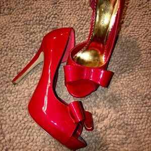 Red high heels w/ bows